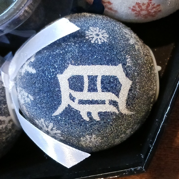 Detroit Tigers LED Ball Ornaments - Picture 3 of 7